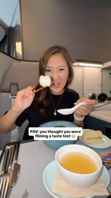 The fishball had places to be 🥲Realities of trying to film a taste test 30,000 ft in the sky LOL 🤣✈️ @cathaypacific#behindthescenes #travelcontentcreator #foodblogger