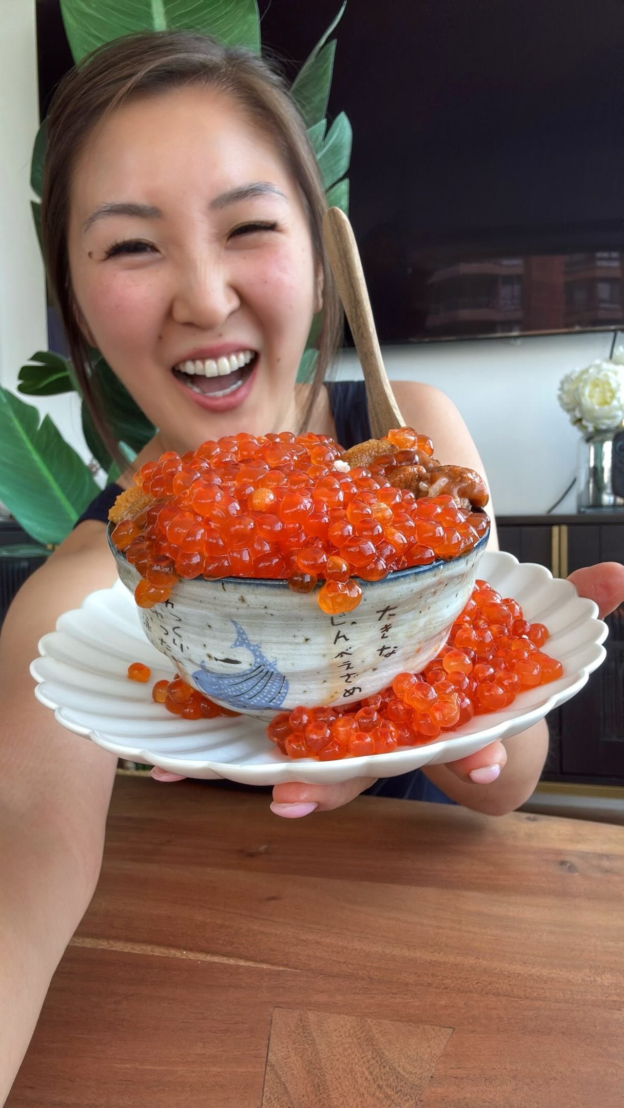 Could this lunch BE any more boujee?! (*in Chandler’s voice*)😅🤩Low key made this overflowing uni ikura bowl for lunch after getting some FRESH green sea urchin from my harvesting trip with @eatfish.ca / @diverscatchbc!! 🤪⬇️Tell me! Would you eat this?#uni #ikura #vancouverfoodie