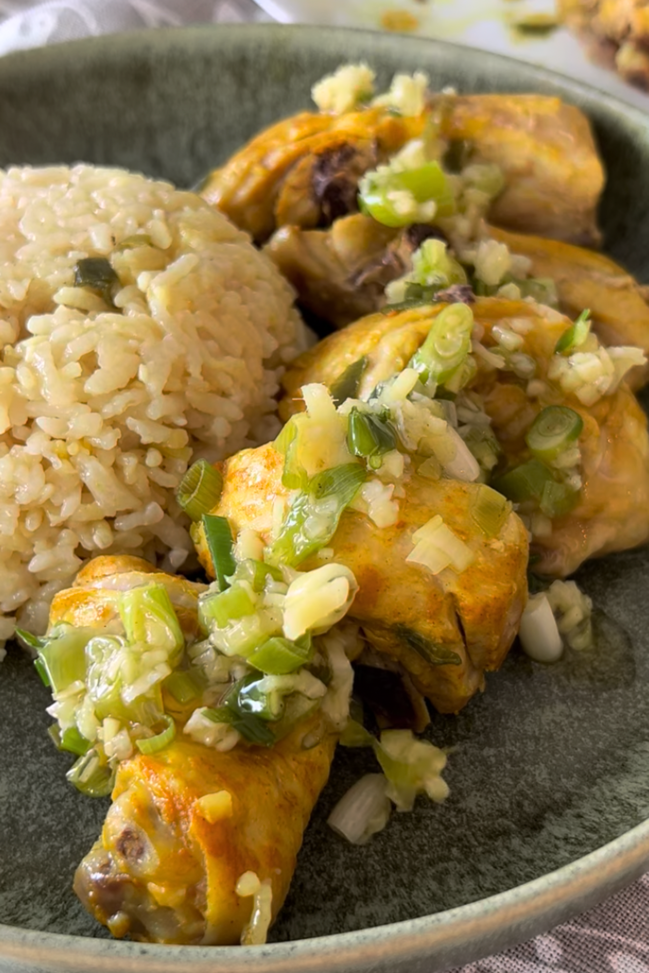 Easy One Pot Hainanese Chicken Rice (Rice Cooker Recipe)