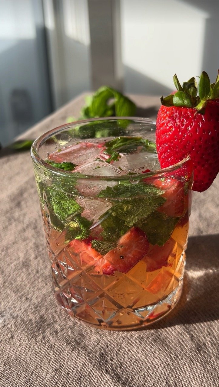 2️⃣ Strawberry and Mint Gin Cocktail
