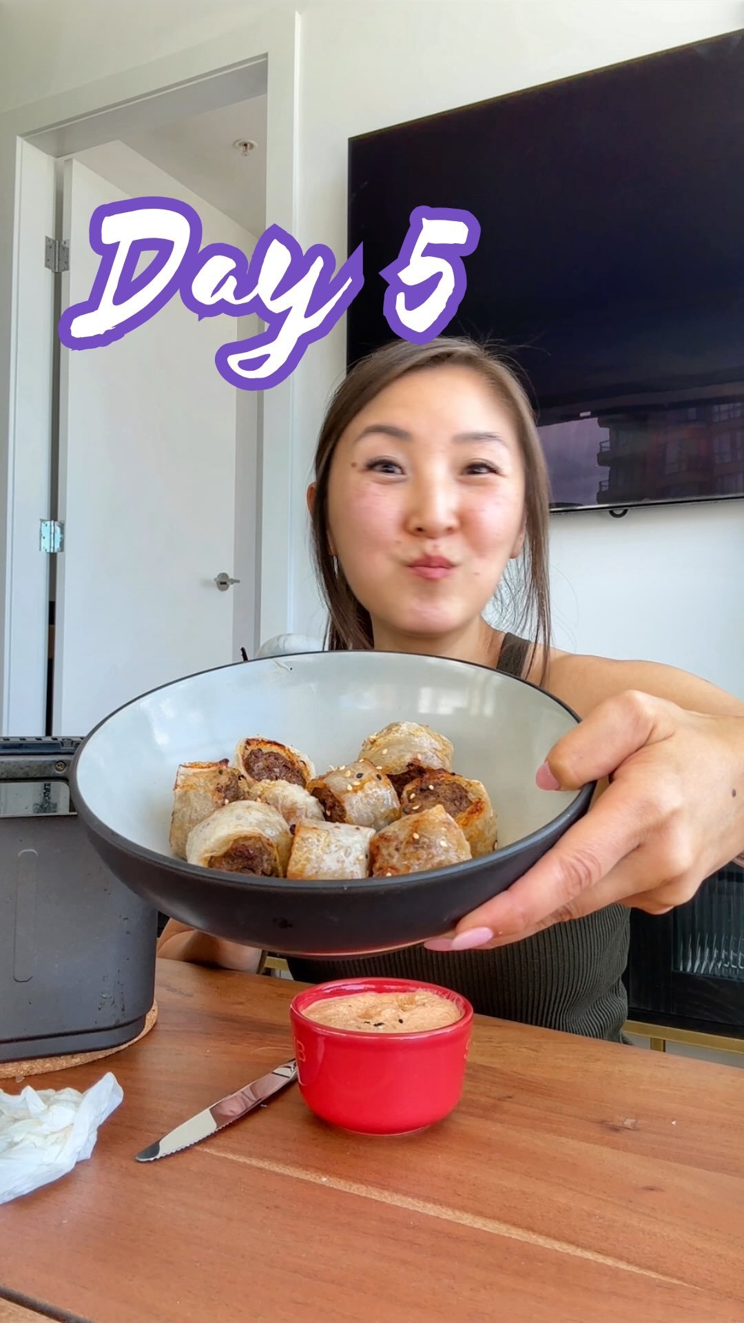 30G of protein (per roll) + much lower fat, calories, and carbs compared to a traditional puff pastry sausage roll 😊 

Make sure to comment “CRUNCH” for the full recipe because it’ll show you swaps I made to make this much higher in protein, lower fat, and lower in calories 💪

🌟 @eatingwithkirby 👈🏻 Follow for Day 6 of my 10 Days of Easy Hacks + Recipes 🌟 

#RicePaper #RicePaperHacks #easyrecipes #10daysofeasyhacksandrecipes