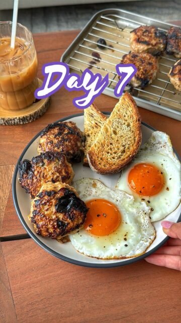 This is my current hyperfixation high-protein breakfast and it hits every single time! 😇🍳
Comment “CHICKEN” and I will send the full recipe straight to your DMs
Ground chicken keeps it incredibly lean and low in fat, while the mix of fresh juicy blueberries makes it a delicious sweet and salty combo! 🤩
I love eating the Blueberry Chicken Bangers from my local brunch spot @OEB_Breakfast so I knew I had to create my version of this at home!
🌟 @eatingwithkirby 👈🏻 Follow for Day 8 of my 10 Days of Easy Hacks + Recipes 🌟
#HighProtein #HealthyHacks #10daysofeasyhacksandrecipes