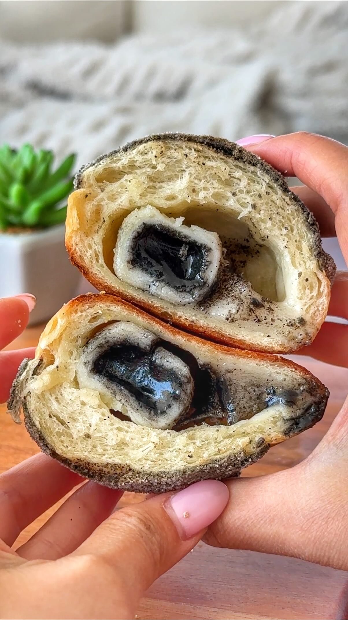 @eatingwithkirby 🔥 SOUND ON to hear the CRUNCH!!No joke, the salt breads from @teapurin are ridiculously good 🥹 Every flavour HITTTS and it satisfied my craving for Korean salt bread big time 🤣Thx for letting me try them @teapurin! 🙏🥰#saltbread #vancouver #foodie