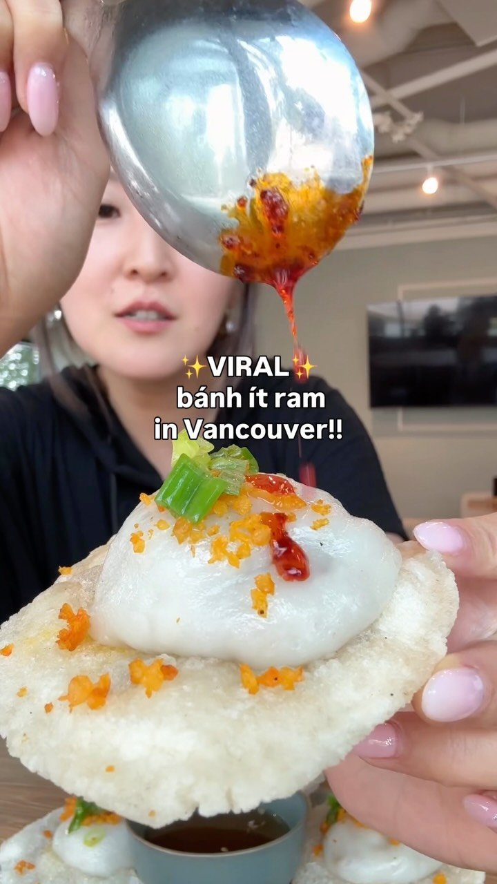 VIRAL Bánh ít ram FINALLY in Vancouver!!! 💪🤩So crispy on the bottom, chewy and QQ on the top (tastes kind of like a Chinese savoury tang yuan), and so good with chili oil 🔥Found it at @littlejasmineyvr in Vancouver thx to @gengduck! I paid $15 for this and it’s written on the wall (not on menu)👉🏻 Follow me for more food hacks + recipes + restaurant reccos!